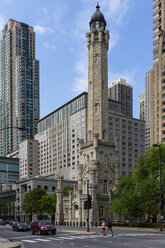 USA, Illinois, Chicago, historischer Wasserturm vor dem John Hancock Center - FOF007163