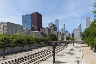 USA, Illinois, Chicago, Eisenbahnschienen und Skyline - FOF007174