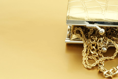 Offene Goldtasche mit Goldschmuck, lizenzfreies Stockfoto