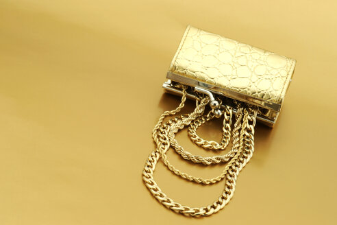 Open gold purse with gold jewelry - JAWF000038