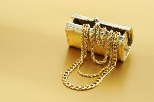 Open gold purse with gold jewelry - JAWF000039