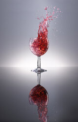 Rotwein spritzt im Glas - KSWF001322
