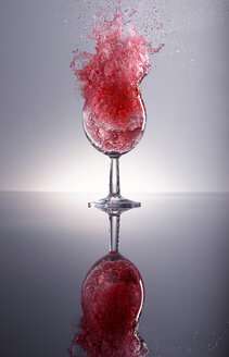 Rotwein spritzt im Glas - KSWF001323