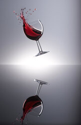 Rotwein schütteln im Glas - KSWF001324