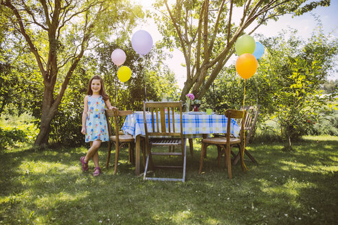 Mädchen mit Luftballons im Garten - MFF001238