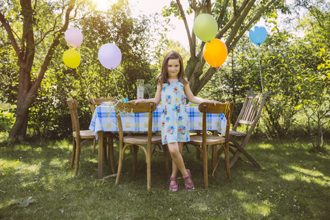 Mädchen mit Luftballons im Garten, lizenzfreies Stockfoto