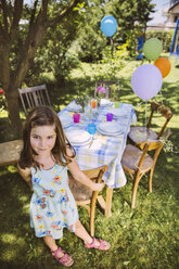Mädchen mit Luftballons im Garten - MFF001248