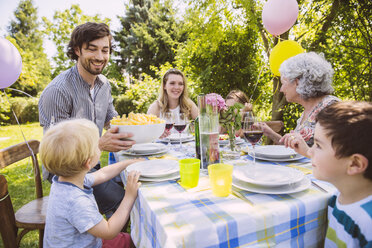 Familie mit drei Generationen bei einem Gartenfest - MFF001243