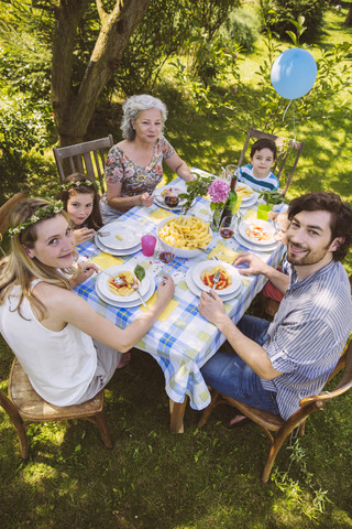 Familie mit drei Generationen bei einem Gartenfest, lizenzfreies Stockfoto