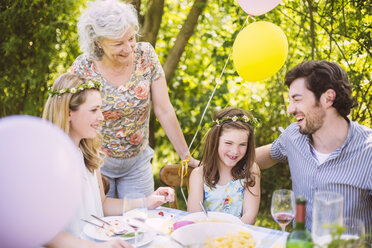 Glückliche Familie aus drei Generationen bei einem Gartenfest - MFF001257