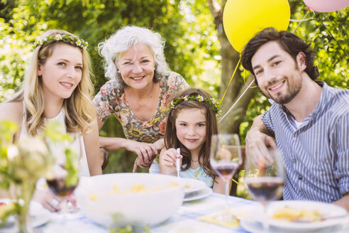 Porträt einer glücklichen Familie aus drei Generationen bei einem Gartenfest - MFF001259