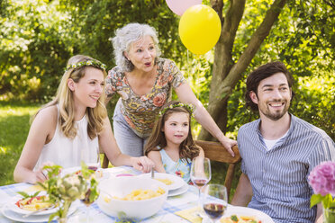 Glückliche Familie aus drei Generationen bei einem Gartenfest - MFF001262