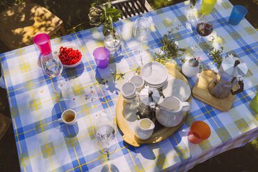 Gläser, Tassen und Espressokanne auf dem Gartentisch - MFF001280