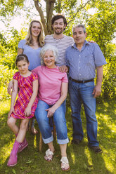 Porträt einer Drei-Generationen-Familie im Garten - MFF001287