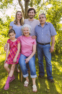 Porträt einer Drei-Generationen-Familie im Garten - MFF001287