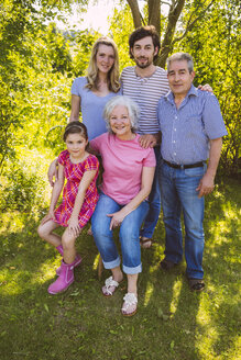 Porträt einer Drei-Generationen-Familie im Garten - MFF001288