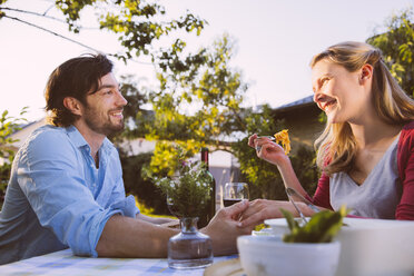 Ehepaar beim Abendessen im Garten - MFF001312