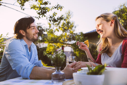 Couple having dinner in garden - MFF001312