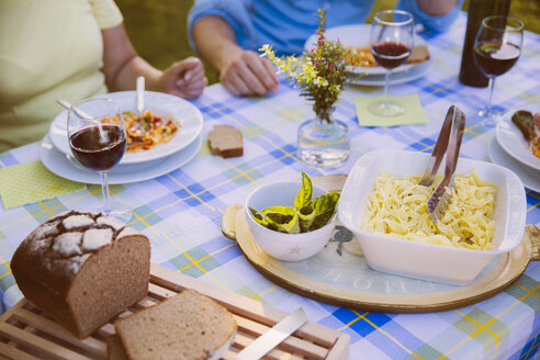 Tisch mit Nudeln, Brot und Wein im Abendlicht - MFF001313