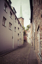 Deutschland, Schleswig-Holstein, Lübeck, Altstadt, Allee Kleine Petersgrube, Turm der St. Peterskirche - KRPF001021