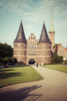 Deutschland, Schleswig-Holstein, Lübeck, Holstentor, im Hintergrund die St. Petri-Kirche - KRPF001022