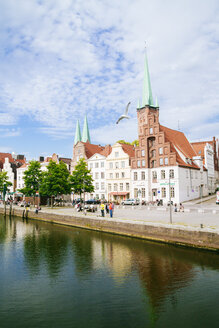 Deutschland, Schleswig-Holstein, Lübeck, Altstadt, Trave, St. Petri Kirche und St. Marien Kirche - KRPF001023