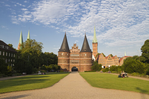 Deutschland, Schleswig-Holstein, Lübeck, Holstentor, im Hintergrund die St. Petri-Kirche und die St. Marien-Kirche - KRP001024