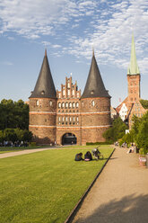 Deutschland, Schleswig-Holstein, Lübeck, Holstentor, im Hintergrund die St. Petri-Kirche - KRP001025