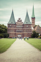 Deutschland, Schleswig-Holstein, Lübeck, Holstentor, im Hintergrund die St. Petri-Kirche - KRPF001027