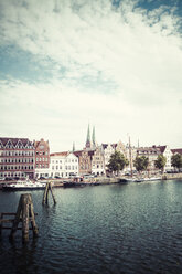 Deutschland, Schleswig-Holstein, Lübeck, Altstadt, Museumshafen und St. Marienkirche im Hintergrund - KRPF001032