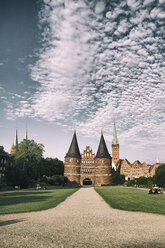 Deutschland, Schleswig-Holstein, Lübeck, Holstentor, im Hintergrund die St. Petri-Kirche und die St. Marien-Kirche - KRPF001035