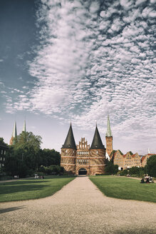Deutschland, Schleswig-Holstein, Lübeck, Holstentor, im Hintergrund die St. Petri-Kirche und die St. Marien-Kirche - KRPF001035