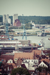 Deutschland, Schleswig-Holstein, Lübeck, Altstadt, Hafen und Industrieanlagen - KRPF001036