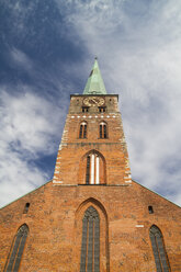 Deutschland, Lübeck, Turmuhr der St. Jacobi-Kirche - KRPF001037