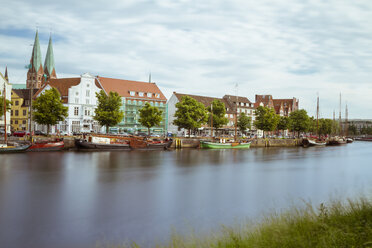 Deutschland, Schleswig-Holstein, Lübeck, Altstadt, Museumshafen und St. Marienkirche im Hintergrund - KRP001044