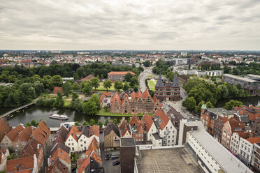 Deutschland, Lubeck, Blick über die historische Stadt mit Holstentor - KRPF001063