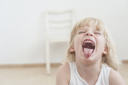 Portrait of little boy with outstretched tongue - MJF001332