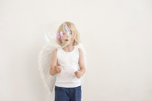 Porträt eines kleinen Jungen, der eine Seifenblase beobachtet - MJF001339