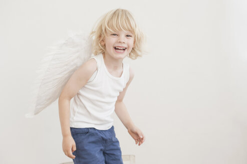 Portrait of laughing little boy with angle wings - MJF001342