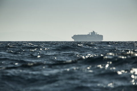 Spanien, Andalusien, Tarifa, Frachtschiff, lizenzfreies Stockfoto