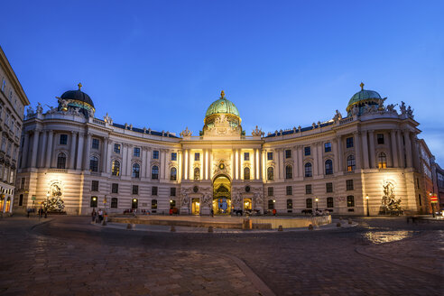 Österreich, Wien, Blick auf die beleuchtete Hofburg in der Dämmerung - PUF000049