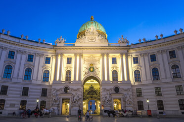 Österreich, Wien, Blick auf die beleuchtete Hofburg in der Dämmerung - PUF000050