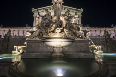 Österreich, Wien, Springbrunnen vor dem Parlamentsgebäude bei Nacht - PU000053