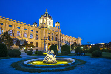 Österreich, Wien, Maria-Theresien-Platz, Kunsthistorisches Museum und Springbrunnen am Abend - PUF000057