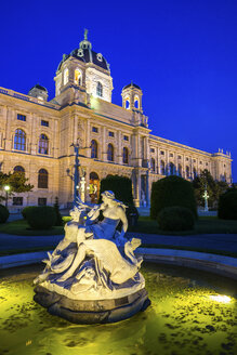 Österreich, Wien, Maria-Theresien-Platz, Kunsthistorisches Museum und Springbrunnen am Abend - PUF000058