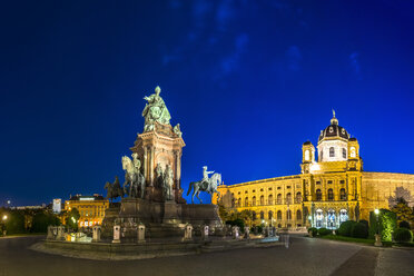 Österreich, Wien, Maria-Theresien-Platz, Naturhistorisches Museum und Maria-Theresien-Denkmal am Abend - PUF000059