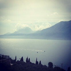 Italien, Venetien, Blick auf den Gardasee - LVF001835