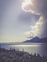 Italien, Venetien, Blick auf den Gardasee - LVF001846