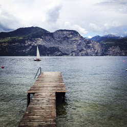 Italien, Venetien, Blick auf den Gardasee - LVF001848