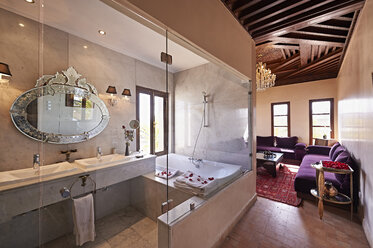 Marokko, Fes, Bad in einer Suite des Hotels Riad Fes - KMF001483